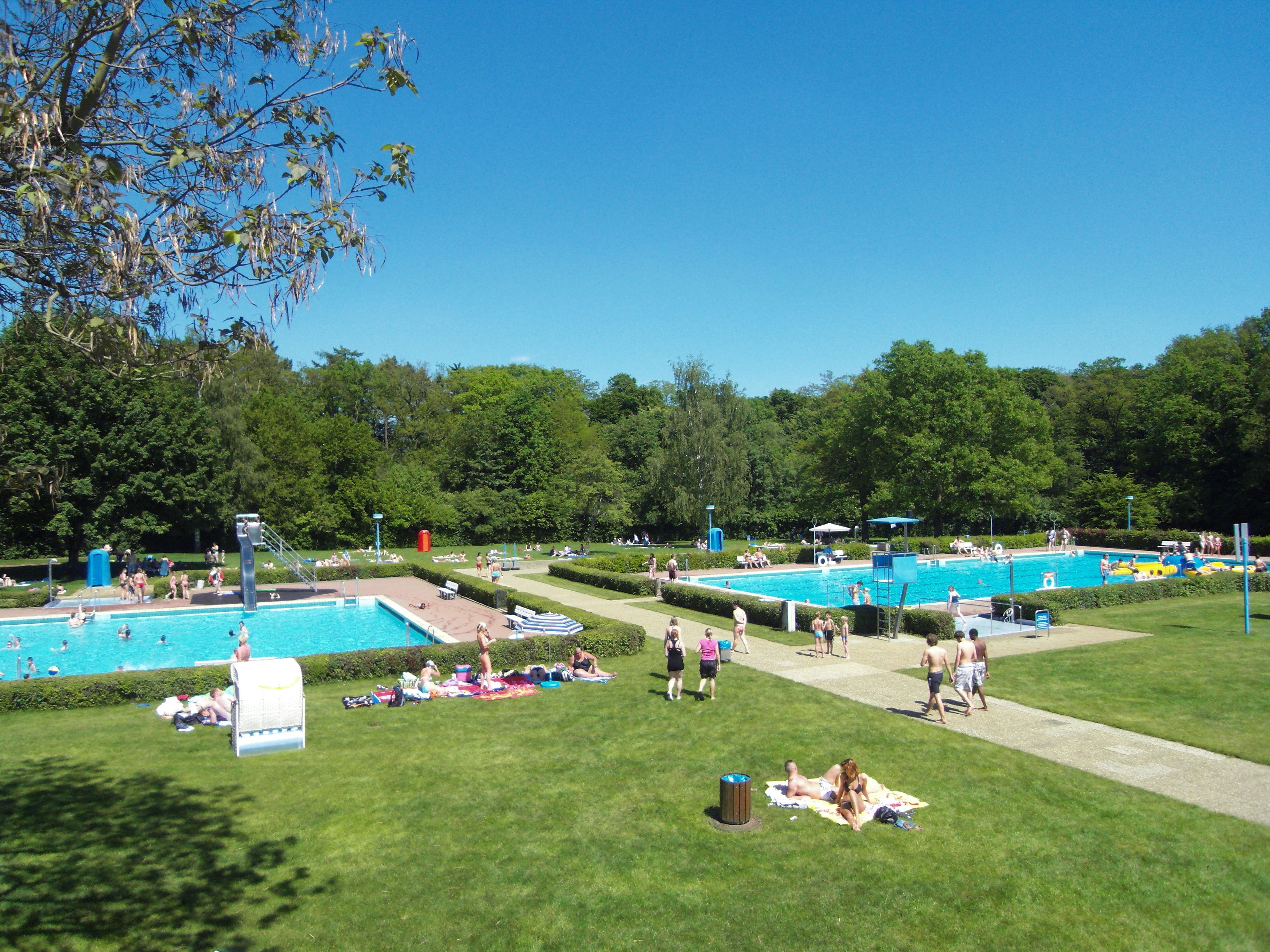 Freibad Hungen Blick auf zwei Schimmbecken