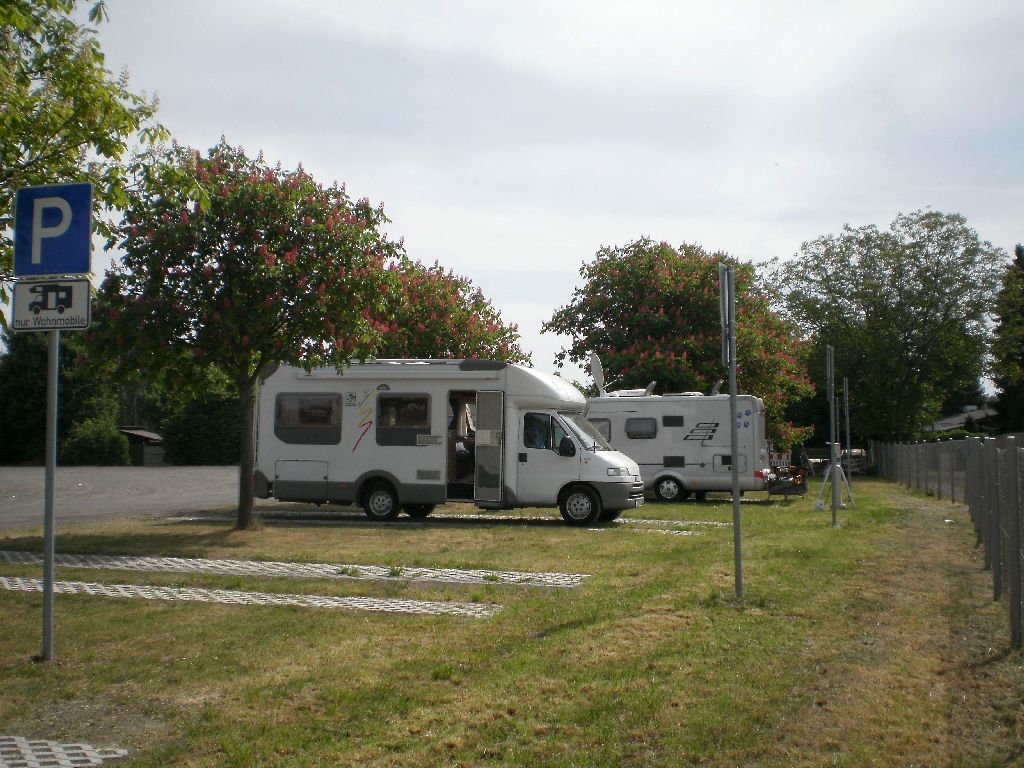 Zwei Wohnmoblie Parken auf Stellplatz 